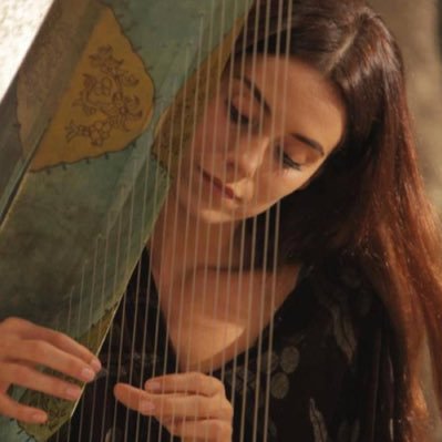 flower_sunse's profile picture. فَخدِّيكِ كوكبُُ ومن عينيكِ يتَسَاقطُ المطّر