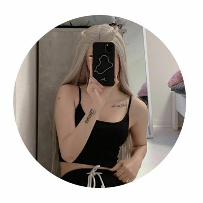 - امرها عجيب ، كتاباتها بائسه و وجهها ضاحك ، بداخلها حرب وظاهرها سلام . 🌵🍂