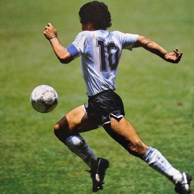 Hondureño, fanático del fútbol.