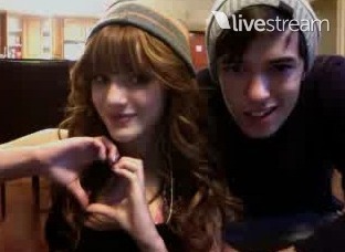 - LiveStream abril 3O 2O11 Bella and her brother were there, and we called them ''beanies siblings'' and she metioned mee :)