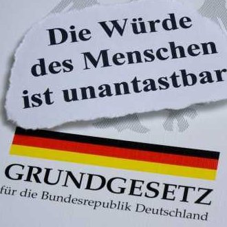 Nichts ist für eine Gesellschaft schädlicher als der linientreue, die abstrakten Schemata paukende, 