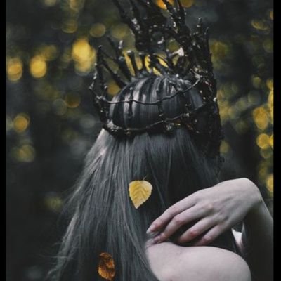 booksandbees_'s profile picture. hey welcome to my profile! I'm a writer but sometimes I draw too. here to have a good time