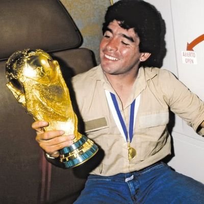 Maradona y nada mas.
Diego eterno ~

⚽=♥️