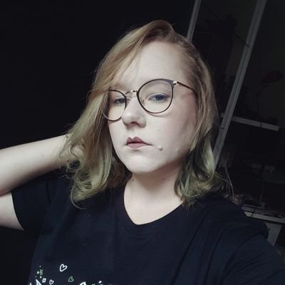 Satan lui même, amoureuse de chats, prêtresse du Saint Poulpe, cynique à plein temps, blonde quand il le faut et sciences piste de temps à autres!