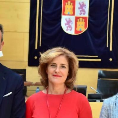 Madre de tres hijas, casada.         Procuradora de las Cortes de Castilla y León