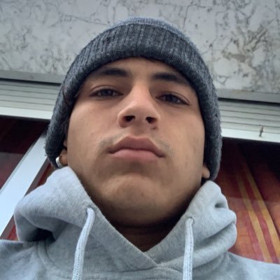 cede21_v's profile picture. Lo único que te va a salvar de vivir una vida corriente es el amor .