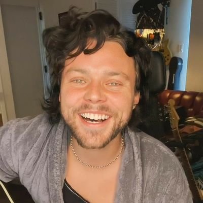 5sos, the killers, green day, pink Floyd, ashton irwin, ect🥂🌈
@undxrscal👩❤️💋👩