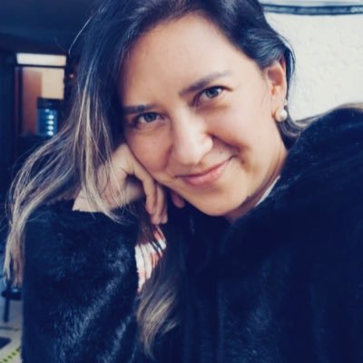 Politóloga y abogada, especialista y maestra en Contratación Estatal, amante del fútbol, de la música y de Santa Fe.