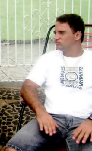 Chato ,orgulhoso,romantico,legal,simpatico.gosto ?.. nao ?a que pena to vivendo mesmo assim  http://t.co/xFtDdUv12K