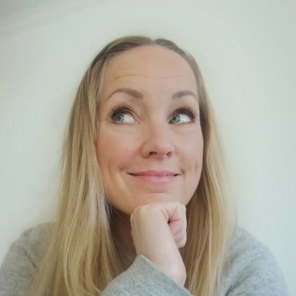 Bokmålsordboka er min bibel. Ellers liker jeg psykologi, sjokolade og skeptikere. Skippertaktvitrer. OCD i arbeidstida.