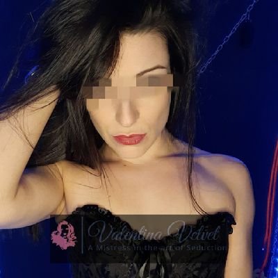 ⭐Professional Dominatrix & OF Creator⭐I'm the kinky, perverse girlfriend who drives you mental whilst coaxing you into doing exactly what I want