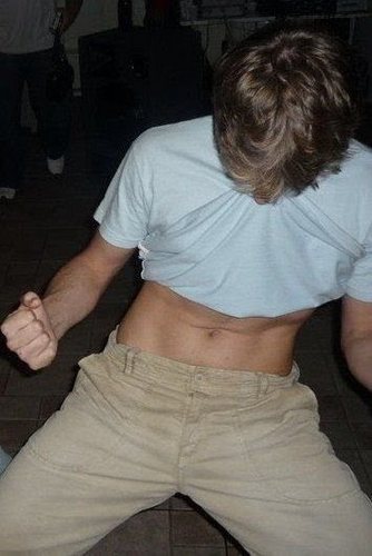 PLaYTSoN's profile picture. Da nossa geração Coca-Cola só sobraram os gases.“Pesquisa aponta que 71% dos brasileiros viveria sem internet” – Os outros 29% descobriram o twitter.