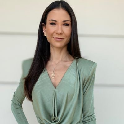 Jornalista. Apresentadora do “RedeTv News” e do “Mercado Aberto”, no UOL