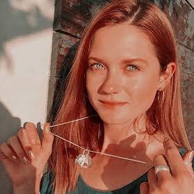 emmaoceanl's profile picture. i can’t, hogwarts is my home💗 | ela/ dela