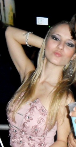 Estudante do V Nível de Fonoaudiologia. Acredita em TI. Acredita nos teus sonhos. Mas não fica. parado sonhando. Te mexe. Move. Movimenta. E ama muito.