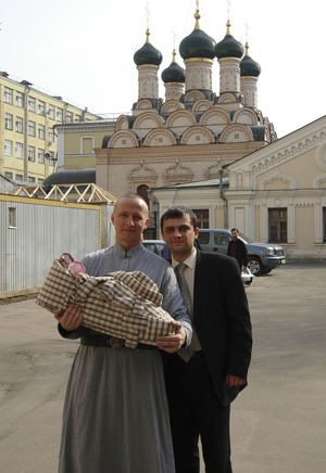 Живу в Москве, работаю в РПЦ и хобби художественная ковка металла.