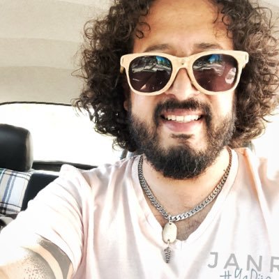Padre, Médico Estético, Aficionado a la Música, con algo Poeta y con algo Loco que está convencido de vivir el hoy...#YaDije