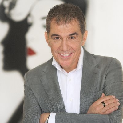 Cirujano Plástico, Estético y Reparador, Músico. Miembro de AECEP , SECPRE, ISAPS, APS.