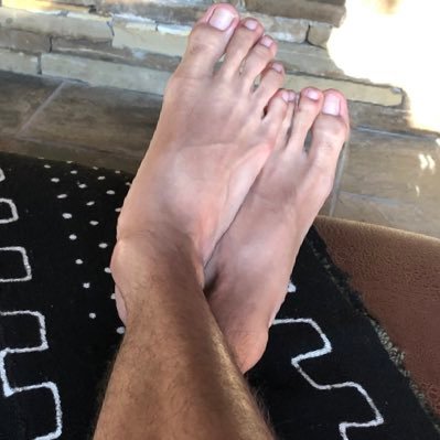 18+ NSFW/ Size 11, 6’1, love feet and guys. DMs open, let’s have some fun! ask for venmo