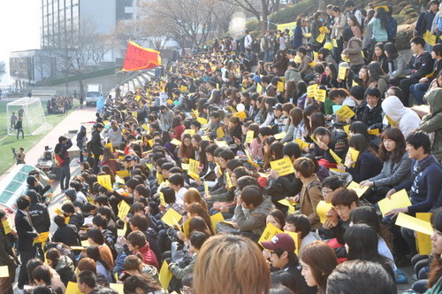 dongaUP's profile picture. /동아대/학생총회/등록금/재단비리/학생퇴학/삼자협의회/대통령/선거/문재인/이명박/박근혜/이정희