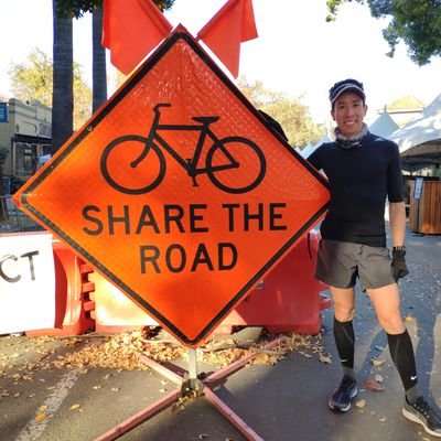 Ingeniero, corredor, ciclista y amante de los perros.