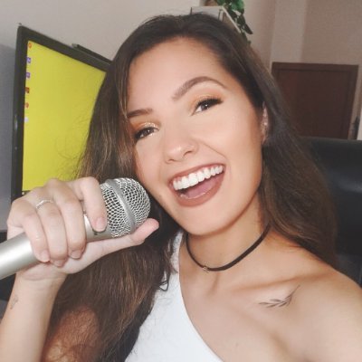 Atriz, dubladora, cantora e gamer, que curte muito uma zoeira.