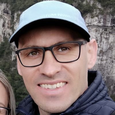 Dinheiro faz homens ricos. Conhecimento faz homens sábios. E Humildade faz grandes homens.