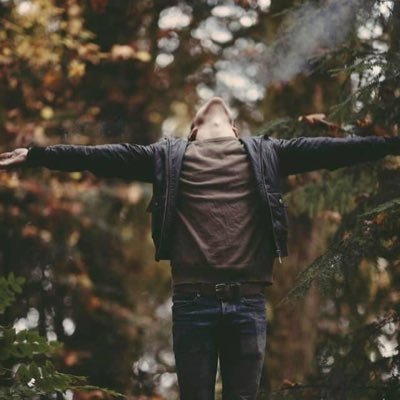 حومي في خاطر حبيبگ كوني في زحمه ظروفوه شعري من بهجه عيونگ ذي حنانگ ضي حروفوه دنياه فيها الريده قسمه وكل زول كايس وليفوه ✌🏻