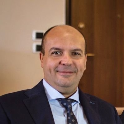 Cristiano, a favore della famiglia, no PD/5⭐,tradizionalista, educazione e rispetto prima di tutto.  Vivi e lascia vivere. Paese che vai usanze che trovi.