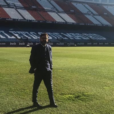 Abogado. Poesia, teatro y musica acompañan. Lo de la religión lo resuelvo con el Atleti.