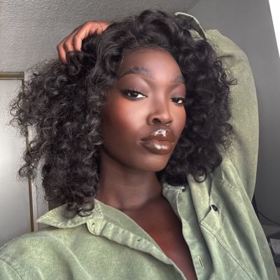 Model. Content Creator. Entrepreneur🤎 Instagram:@doraowusu| Founder of @dovesofdawn