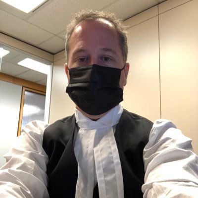 Profession: avocat, expertise: fiscalité, amour: éperdu d'une enseignante, parentalité: dépendant de trois superbes enfants et loisir: goaleux le week-end