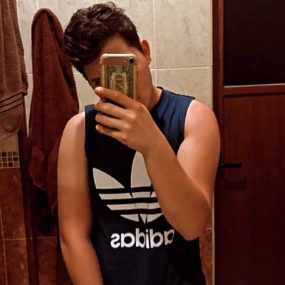 Un morro Twitteando pendejadas! Morelia_Michoacán📍Aguililla Mich.