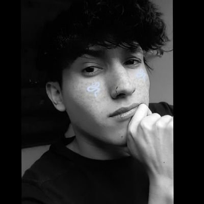 emzodomingez's profile picture. Vivir cuesta más si abrís los ojos y mirás