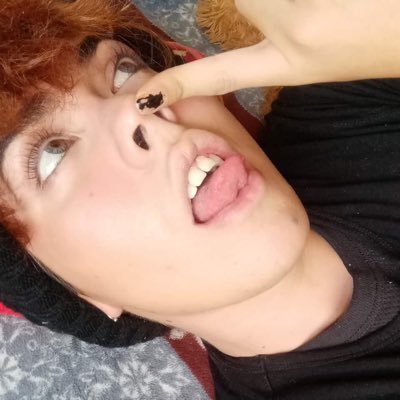 Tras un complicado divorcio que me dejó LOCA y hambrienta de almas rotas termine estudiando psicología. Mi nombre es Mane y está es mi historia (: