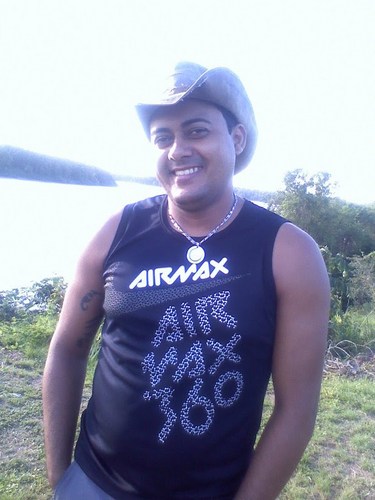 bom gente,eu me alto denomino uma pessoa alto astral adoro fazer amizades verdadeiras adoro musicas,cantar,rsrsrs.é isso ai!!