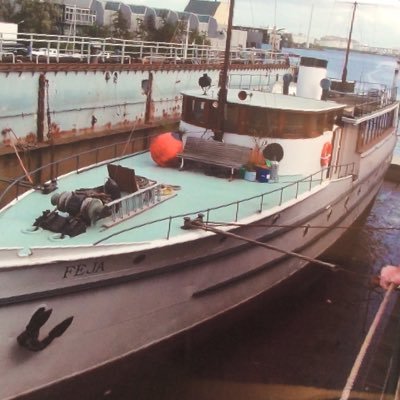* jurist gespecialiseerd in woonboten.                              * adviseur Woonboot Vereniging Amsterdam              * voor juridisch advies  PM