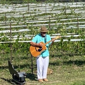 husband, father, grandfather, singer of songs, strummer of strings, amateur chef. love dinner with friends and good music. Canadiens and Steelers fan.