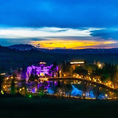 TEATRO LEO AMICI
è immerso nei dolci pendii romagnoli nel suggestivo Lago di Monte Colombo (RN) Ideale per congressi concerti stage meeting convegni