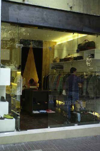 ADH es la abreviación de Artista del Hambre, una tienda de ropa de colección estratégicamente emplazada en Huérfanos 520, al llegar al cerro Santa Lucía.