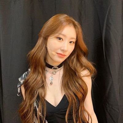 〔 𝐔𝐍𝐑𝐄𝐀𝐋 — O1's 〕Behind a beautiful face, there is a myriad of talent that is beyond measure. Affiliated with 있지 as main dancer, Chaeryeong dé Lee.