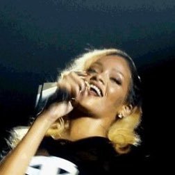 Rihanna- Rihanna Russian roulette AOL Session 2010 HQ Live