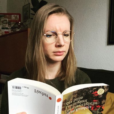 Ich heiße Anja. Wie in „Zieh dich bitte wieder an, ja?“