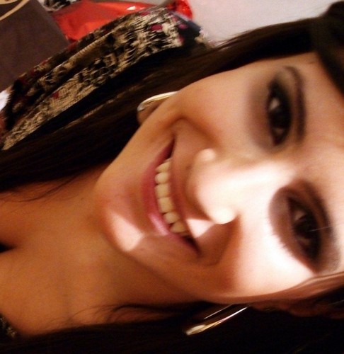 Não me alimento de quases, não me contento com a metade. Não serei sua meio amiga e nem te darei meu quase amor, é tudo ou nada. Não existe meio termo. :*