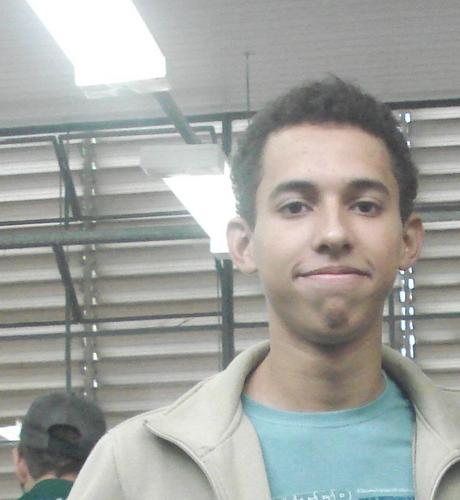 um pouco convencido; um pouco modesto;
alegre; Amigo
Estudante; Eterno vagabundo;
Pianista (em treinamento); Jogador de Videogame;
e mais.
