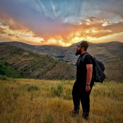 هَفْت شَهْرِ عِشْق را بـا نُوکَری گَشْتیم ما در خَم یِک کـوچه اَند آنـان که نُوکَر نیسْتَند...