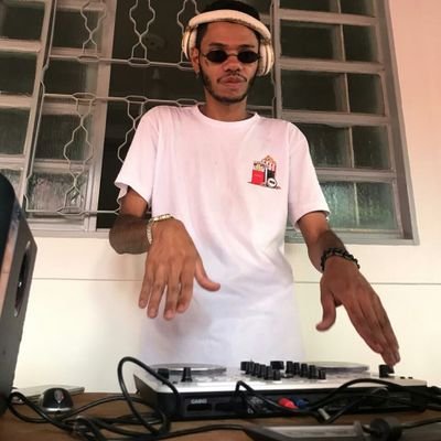 A vida vem do passado
No presente vc vive ela
No futuro a vida é passageira
viva,faça,dançe e repare menos