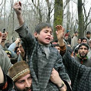 Kashmiri in a warzone | Student | Tech | ہے
کشمیر میری روح میں ہے