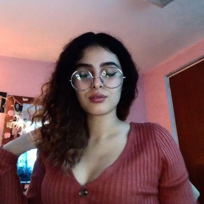 Hola llámame Gaby💫 Hago streams por twitch me encuentras como Gaby_Valentine 💜 También soy reportera en Obras por Expansión🖋️