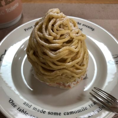 おやつ大好き！
お取り寄せスイーツから、コンビニスイーツまで、美味しいものを求めて日々さまよっています！